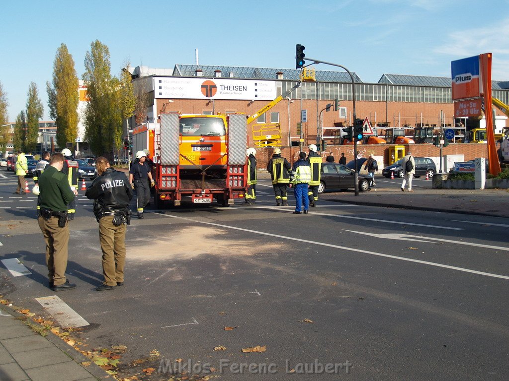 Schwerer VU Notarzt Pkw Koeln Ehrenfeld Weinsbergstr Oskar 167.JPG